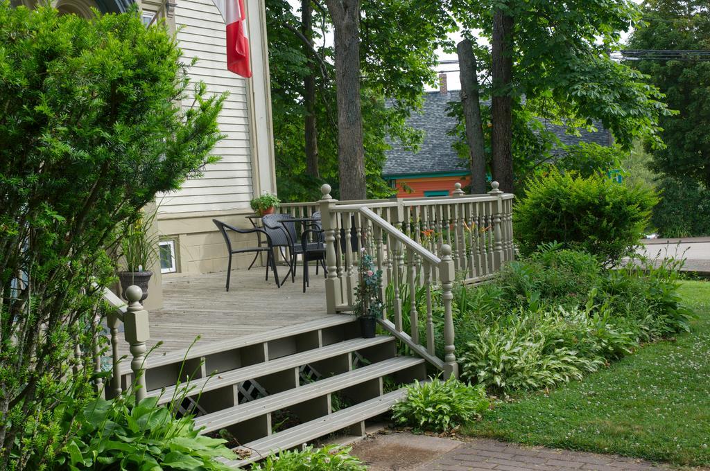 Bluenose Lodge Lunenburg Exterior photo